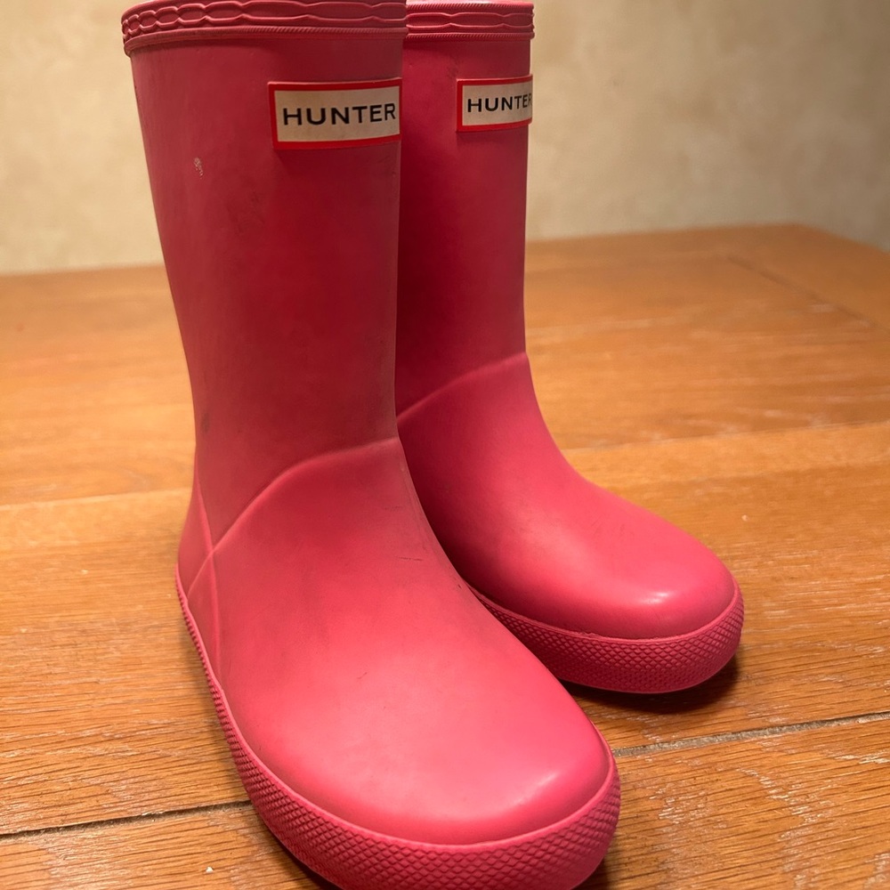 Girls Hunter bright pink classic rain boots.